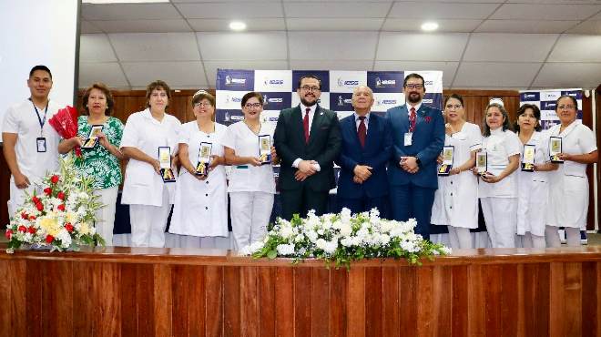 Las licenciadas en Enfermera han sido reconocidas por su trabajo. 