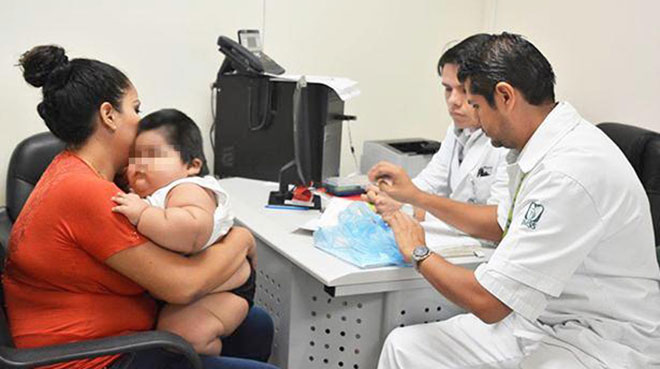 Madre del menor junto con profesionales mdicos