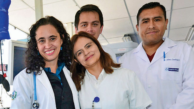 Alexandra Heath junto al grupo de m�dicos del proyecto. 