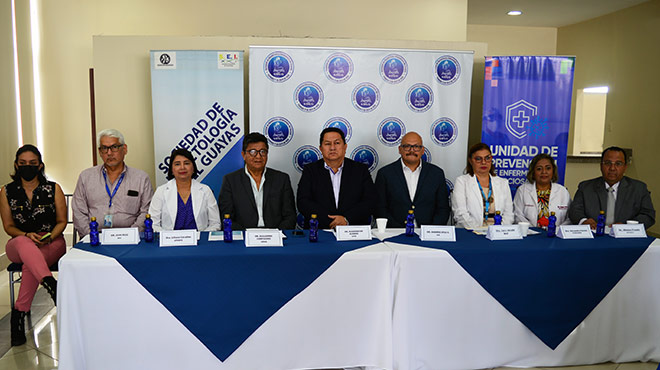 Rina Quinto, coordinadora de las Unidades Oncolgicas de SOLCA; Juan Carlos Ruiz, delegado de Sociedad Ecuatoriana de Oncologa; Liliana Cevallos, directora mdica de APROFE; Guillermo Campuzano, presidente de la SOGG; Washington Alemn, director tcnico de la Unidad de Prevencin de Enfermedades Infecciosas de la Municipalidad de Guayaquil; Andrs Daz, presidente de la SIG; Lucy Jurado, coordinadora Zonal 8; Alexandra Correa, directora tcnica de FUNDASEN; Alfonso Proao, delegado de la SPTGICG.