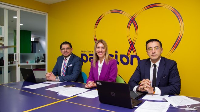 Jhonathan Ortega, gerente mdico de Oncologa; Valeria Kyska, gerente general; Juan Carlos Lpez, director mdico. Representantes de Merck en Ecuador.