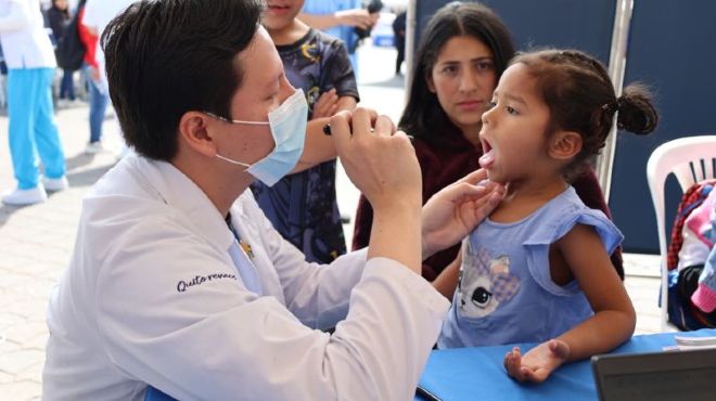 Los estudiantes reciben atención en diversas áreas de salud.