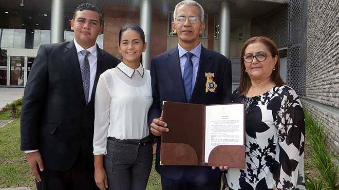 El mdico cardilogo, Klber Alejandro Valencia, junto a su familia.