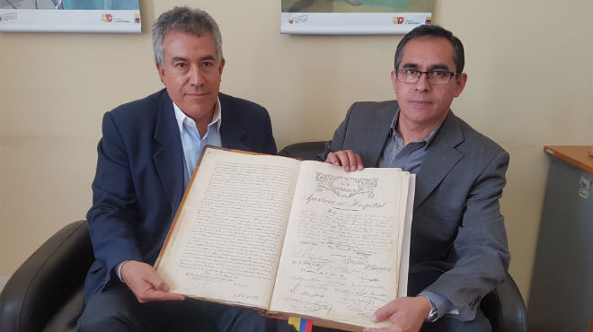 Carlos Aguirre y Freddy Alb�n, custodios del libro hist�rico del HEEE. 