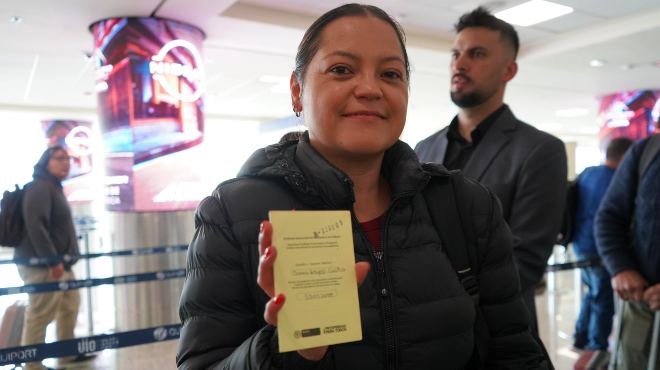 Pasajera en el aeropuerto de Quito.