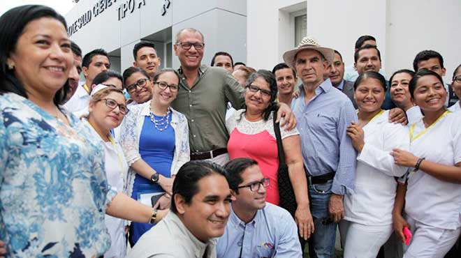 Vernica Espinosa y Jorge Glas junto a ciudadanos