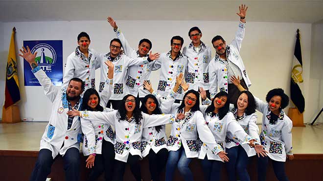 Mauricio Rodrguez junto a estudiantes de la Facultad de Ciencias de la Salud de la UTE.