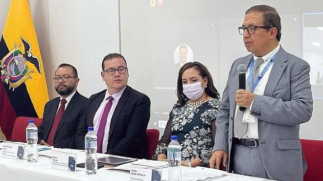 Alberto Ruiz, presidente de la Comisin Intersectorial de Salud Digital Conasa; Juan Carlos Cazar, decano de la Facultad de Medicina de la Universidad Central del Ecuador; Karla Flores, subsecretaria de Fortalecimiento al Sistema Nacional de Salud de la Vicepresidencia de la Repblica; y, Jorge Albn Villacs, director ejecutivo del Conasa.