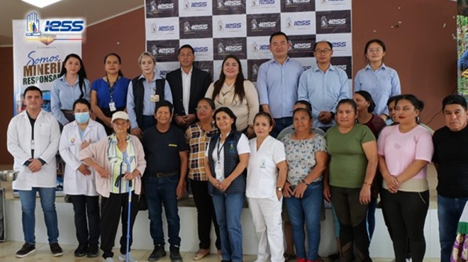 Funcionarios del IESS y EcuaCorrientes firman acuerdo.