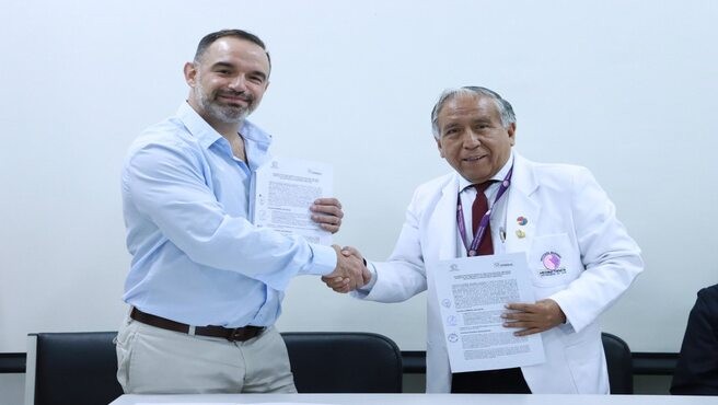 Félix Ayala Peralta, director del INMP y Maximiliano Novoa Videla, presidente de la Fundación VIHDA.