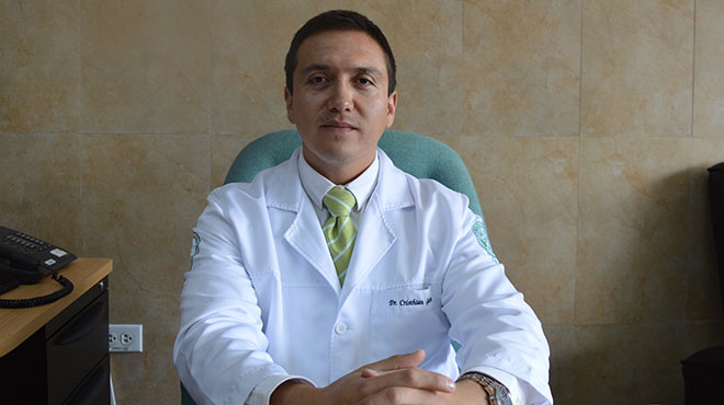 Cristhian Garca, crujano especialista del HEEE.