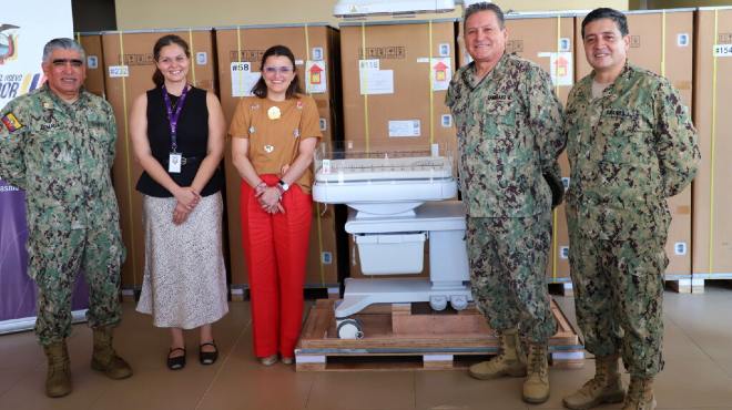 Entrega de cunas de calor radiante al Hospital Guasmo Sur.