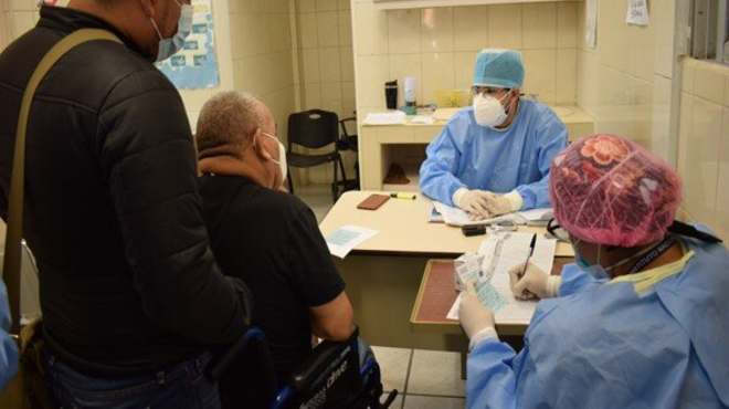 Pueden participar mdicos, enfermeras, veterinarios, laboratoristas, farmacuticos, entre otros profesionales de salud. 