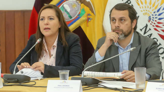 Johanna Cedeo, presidenta de la Comisin de Fiscalizacin, y Pal Granda, presidente del directorio del IESS.