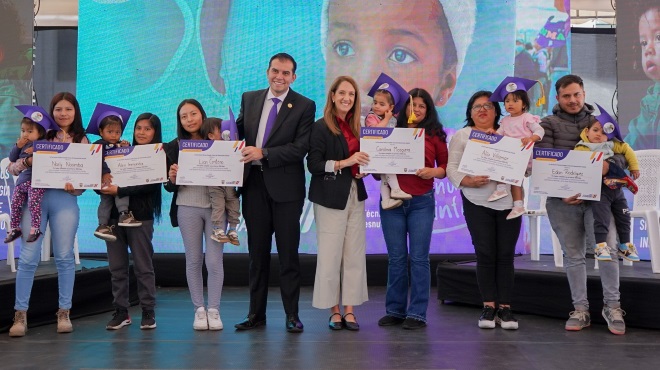 Graduación simbólica de niñas y niños en Quito.