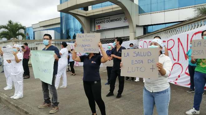 Protesta del personal despedido frente al Hospital General Santo Domingo.