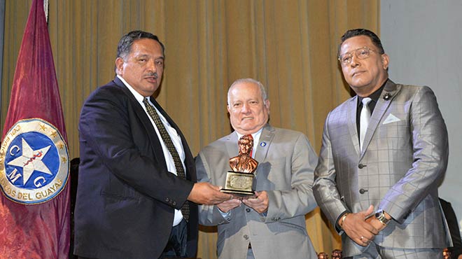 Jorge Bucaram, presidente del CMG; Jos Pedro Barbern, mdico galardonado; Wilson Tenorio, presidente de la FME.