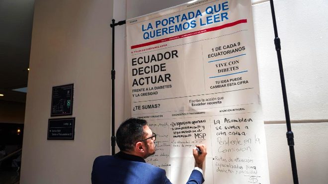 Firma simbólica de compromiso multisectorial.