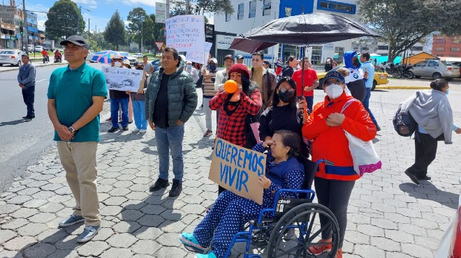 Pacientes protestan por la falta de pagos del IESS a dializadoras