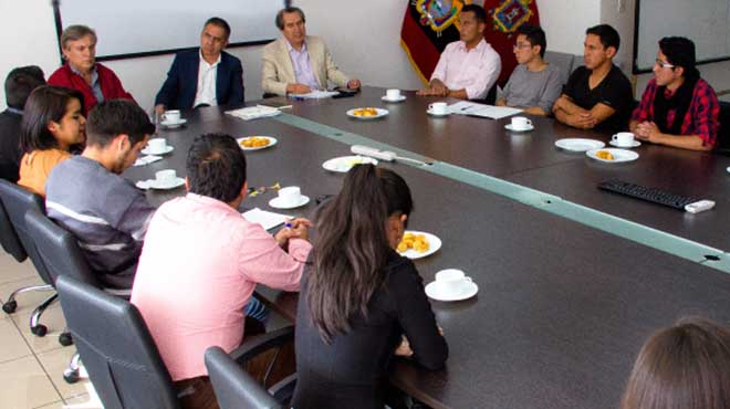 Agusto Barrera con dirigentes estudiantiles.