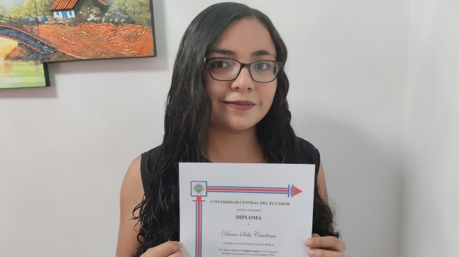 Diana Solis, estudiante de la UCE. Premios UCE. Premios UCE.