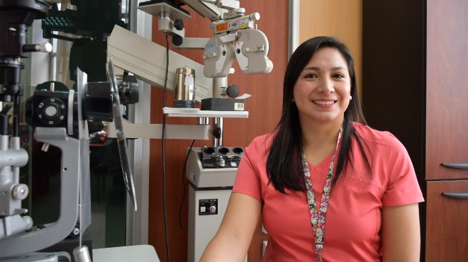 Nancy Jurado, l�der de trasplante de c�rnea del HCAM.