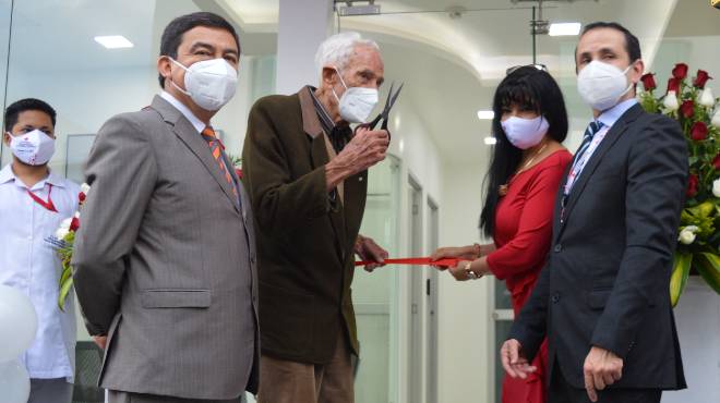 Roque Soria, presidente nacional de Cruz Roja; Frank Weilbauer, fundador del Servicio de Hematolog�a de la Cruz Roja, Marcela Cevallos, gerente de los Centros M�dicos de la Cruz Roja, y An�bal Gaviria, gerente del Hemocentro Nacional, cortan el lazo roja en la inauguraci�n.