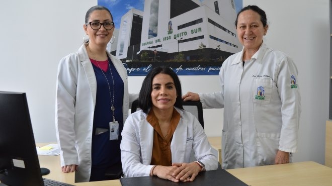 Mara Jos Flores, subdirectora de apoyo diagnstico y teraputico, Diana Parrales, gerente general, y Gloria Arbelez, subdirectora de Docencia e Investigacin del HQSUR.