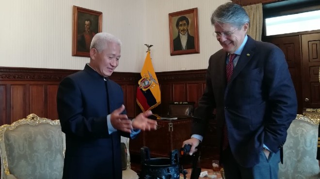 Embajador chino, Chen Guoyou y el presidente, Guillermo Lasso.