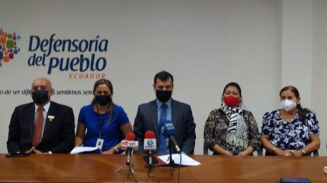  Delegado de la Defensora del Pueblo junto a pacientes.