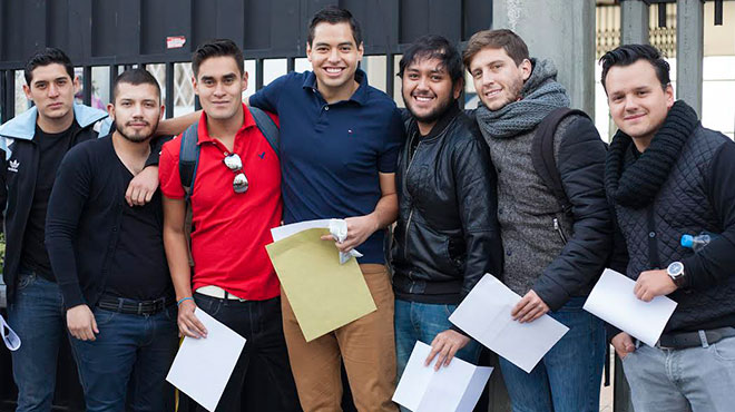 Estudiantes de Medicina y Odontologa en el examen.