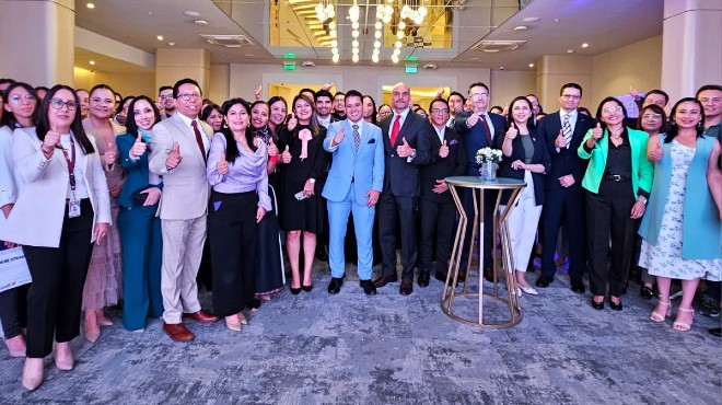 Autoridades y representantes de las instituciones galardonadas.