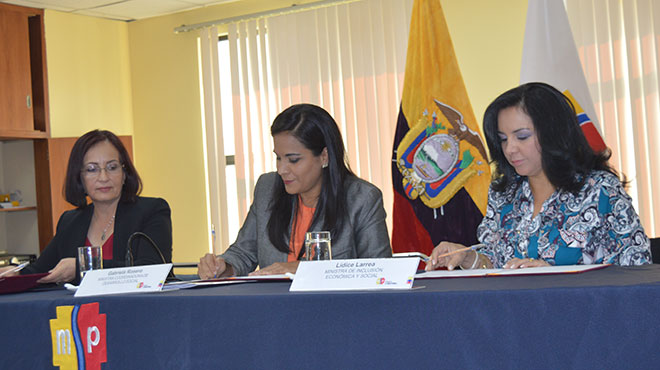 Ministras Margarita Guevara, Gabriela Rosero, Ldice Larrea.