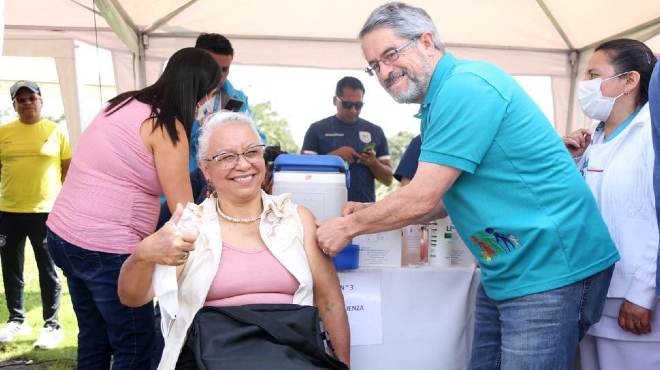 Ministro de Salud inaugur la campaa en Quito.