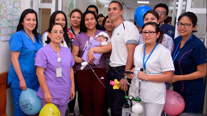 Padres de la paciente junto a miembors del rea de Neonatologa. 