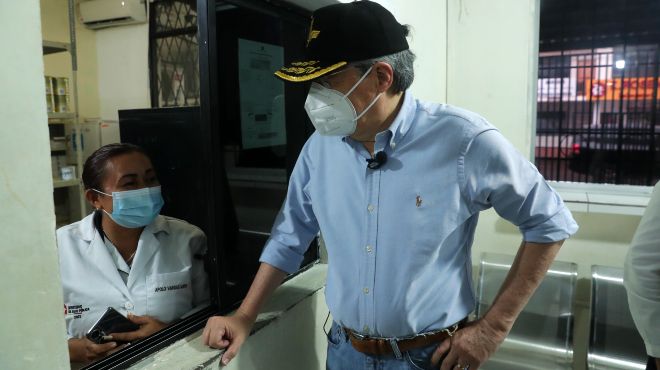 Guillermo Lasso visit el Hospital Padre Alberto Buffoni de Quinind.