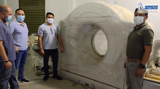 Un equipo de tomografa est en la bodega del hospital.