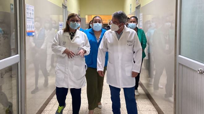 Autoridades recorren el hospital.