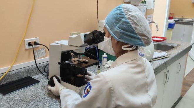 El personal de Laboratorio se est capacitando para la toma de muestras.