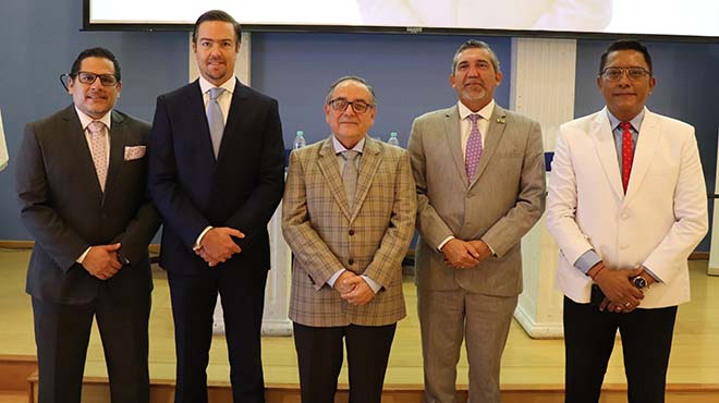 Juan Carlos Aveiga, director mdico; Ral Alcvar, director general; Csar Bustos Cajas, patrono de las XXXII Jornadas Mdicas; Jos Luis Jouvin, decano de la Facultad de Medicina de la Universidad Catlica Santiago de Guayaquil y Wilson Tenorio, presidente del Colegio de Mdicos del Guayas.