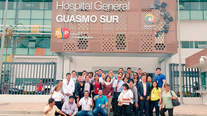 Ministra de Salud, Margarita Guevara, con autoridades del hospital.
