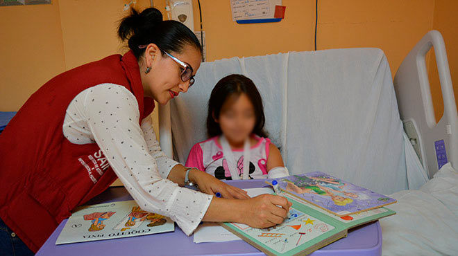 Miembros del Servicio de Atencin e Informacin al Paciente trabajan en el rea de Pediatra.