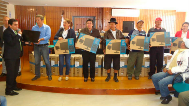 Autoridades y afiliados durante la entrega de los nuevos equipos.