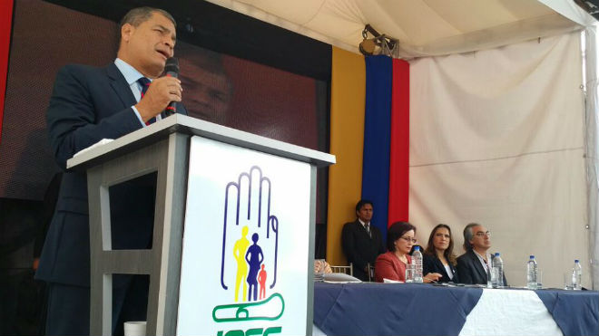 Rafael Correa, presidente del Ecuador, y autoridades de Salud.