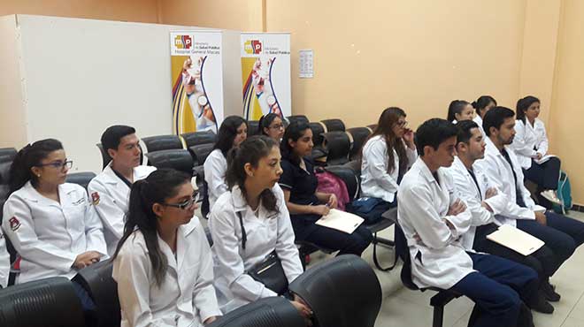 Estudiantes de Medicina de la Universidad Catlica de Cuenca y Azogues.