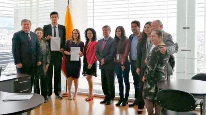 Representantes del MSP, AIR, AFEME, ASEDEFE, Confederacin de Profesionales de la Salud y Red de Profesionales de la Salud.