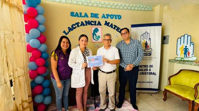 Autoridades reciben la certificacin.