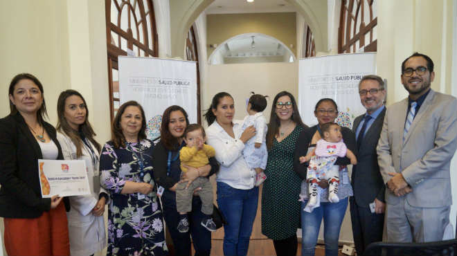 Autoridades de Salud y beneficiarias del lactario del Hospital Eugenio Espejo.