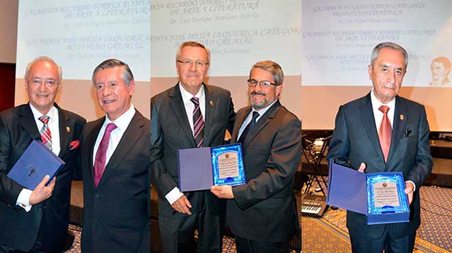 Jos lvear, galardonado en la categora Produccin Cientfica, y Fernando Semprtegui, rector de la UCE; Burbano, galardonado en la categora Arte y Literatura, y Jos Rales, subsecretario de Promocin de la Salud e Igualdad del MSP; Edison Ailln Solrzano, galardonado en la categora Actividad Gremial.