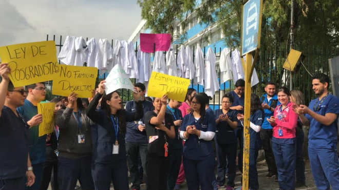 Los mdicos posgradistas realizaron plantones frente a la Asamblea Nacional y a varias casas de salud. 